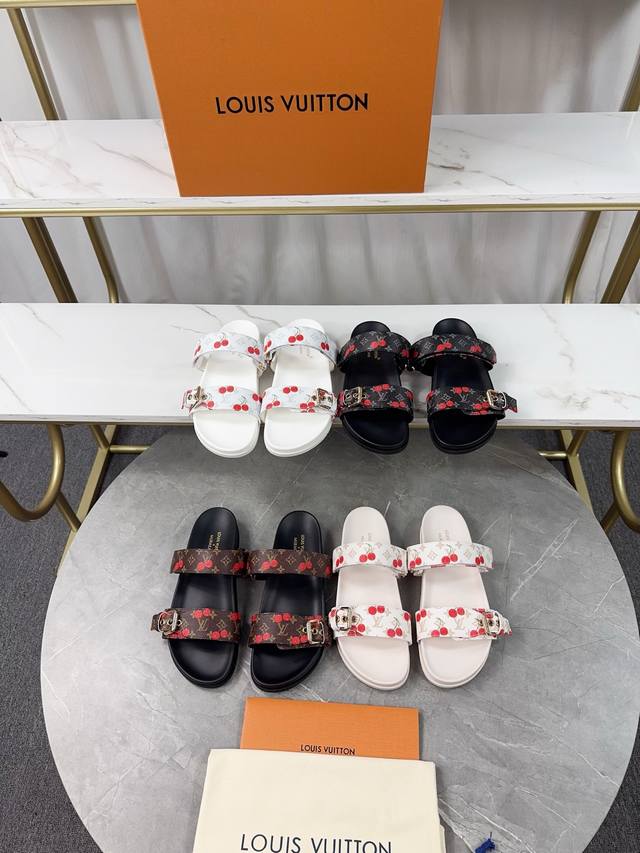 Lv 春夏新款拖鞋皮带扣子可调松紧的设计 满满的沙滩风情 原版开模Lv金属Logo装饰 既时尚又美观超级百搭鞋面牛皮 定制进口提花布料 原版老花皮料 水染羊皮内
