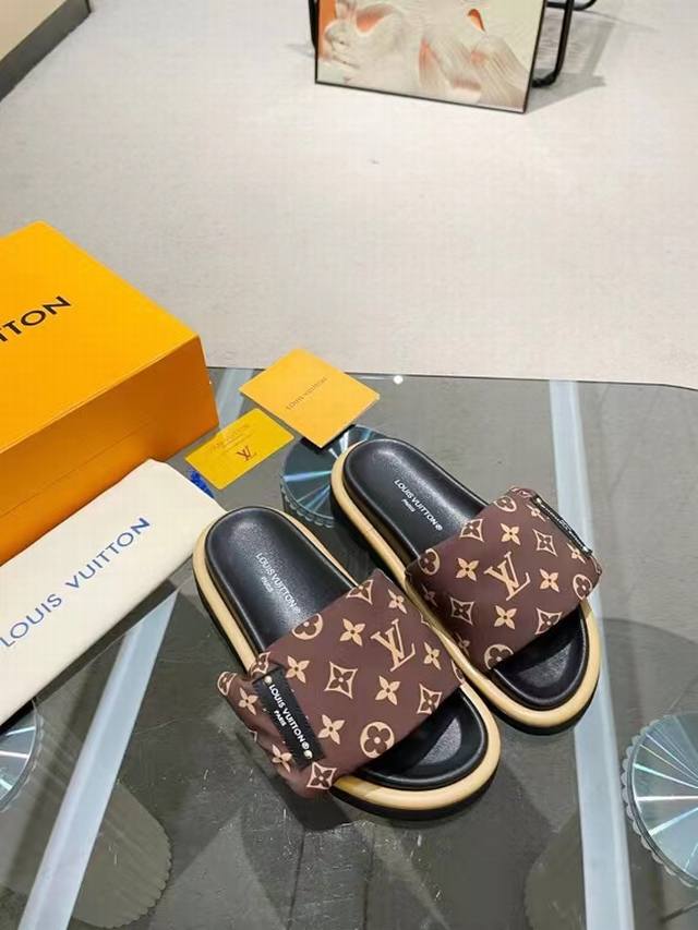 Lv 路易威登 222 春夏新品 专柜最新款羽绒拖鞋 硬货上新 高级感十足！国内外博主刷爆的一款，复古又时尚 上脚美炸了！官网主推款 颜色齐全 鞋面：尼龙老花布