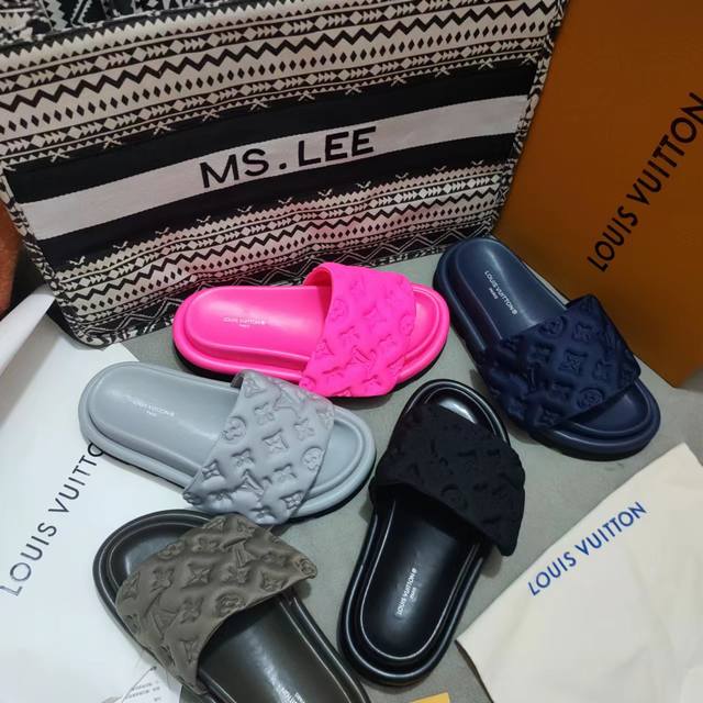 出厂价Pp： 早春新品上市 Louis Vuitton 路易威登 爆款情侣压花拖鞋超级百搭瘦腿神器厚底设计活力十足，上脚舒适优雅面料：弹力布／压花内里：水染羊皮