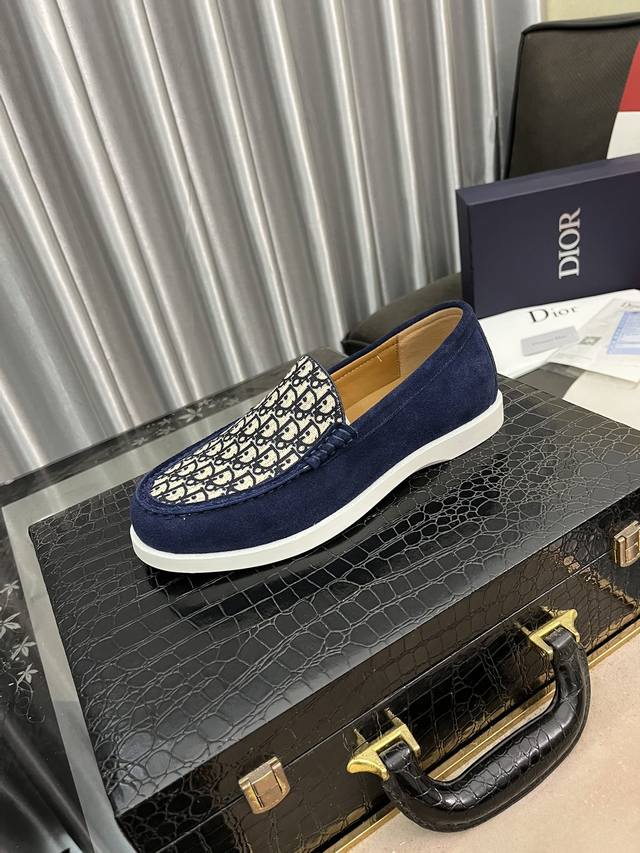 出厂价P Dior 迪奥 新款高端精品，男士时尚休闲鞋，颇具特色，鞋面进口柔软牛皮+品牌印花，一展设计格调，透气内里、真皮鞋垫，脚感柔软舒适，原版耐磨专用大底！