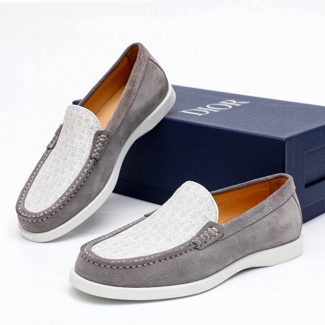 原版包装商品商标：Dior 迪奥 休闲皮鞋正码码数: 38-44 45.46.47订做 商品材料：精选 意大利进口头层反绒牛皮鞋面，进口水染牛皮内里。强烈立体视