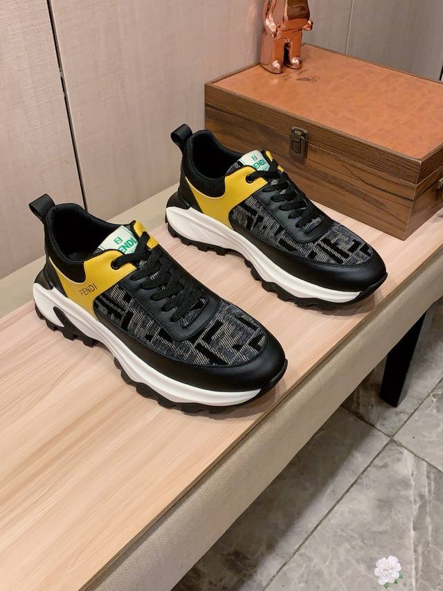 新款: 厂价 芬迪Fendi* 最新爆款休闲鞋，顶端品牌 奢侈～代购，顶级～质量。 鞋面選用进口透气牛皮搭配织布材质透气羊皮垫脚 精细做工。原版个性时尚柔软橡膠