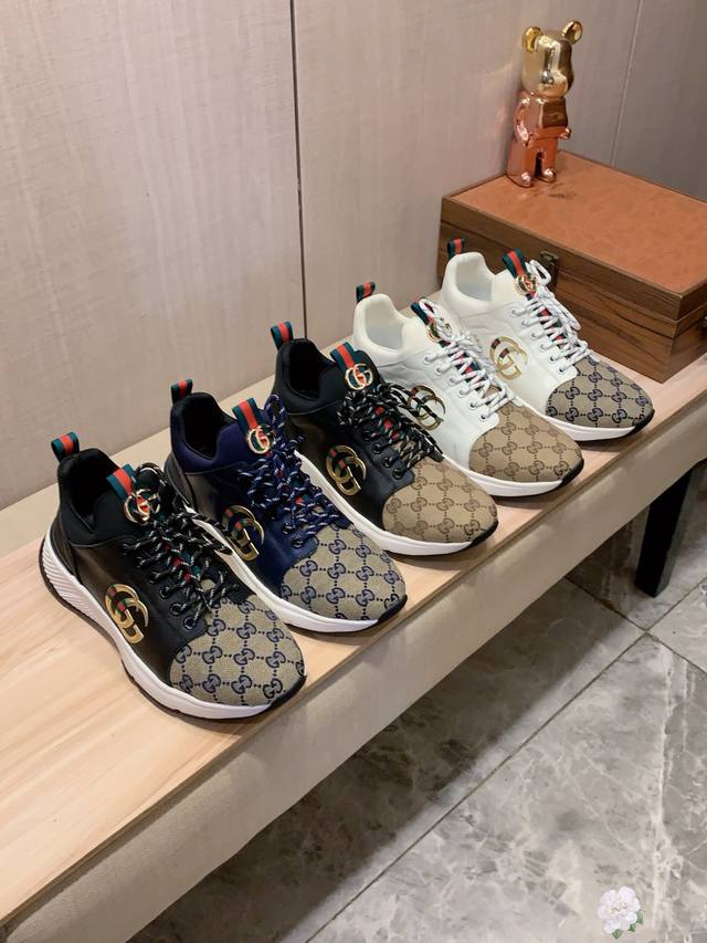 新款: 厂价 古奇Gucci* 最新爆款休闲鞋，顶端品牌 奢侈～代购，顶级～质量。 鞋面選用进口透气牛皮搭配织布材质透气羊皮垫脚 精细做工。原版个性时尚柔软橡膠