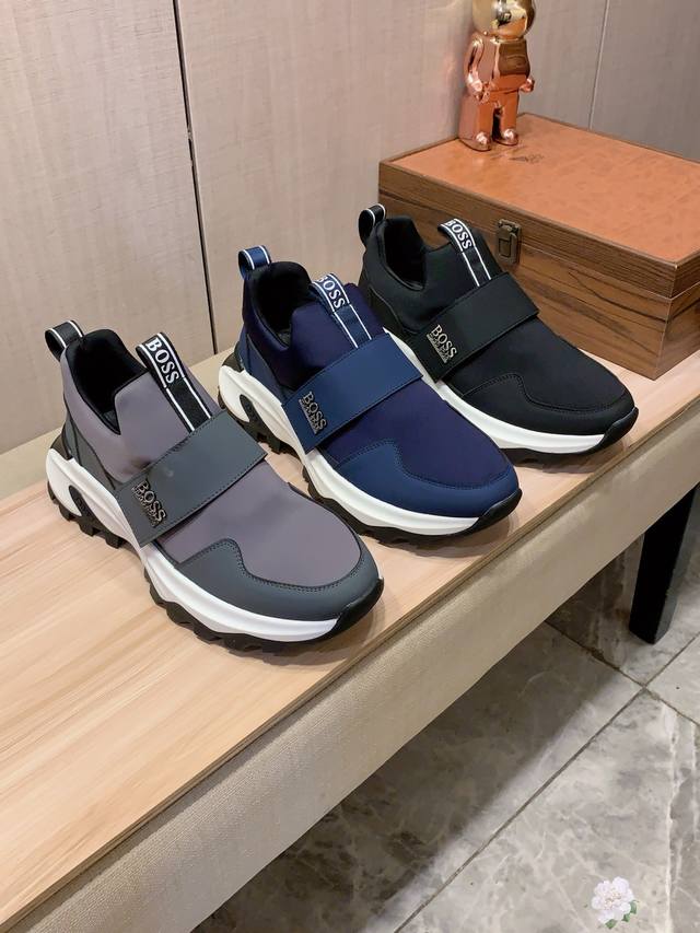 新款: 厂价 Boss* 最新爆款休闲鞋，顶端品牌 奢侈～代购，顶级～质量。 鞋面選用进口透气牛皮搭配织布材质透气羊皮垫脚 精细做工。原版个性时尚柔软橡膠耐磨防