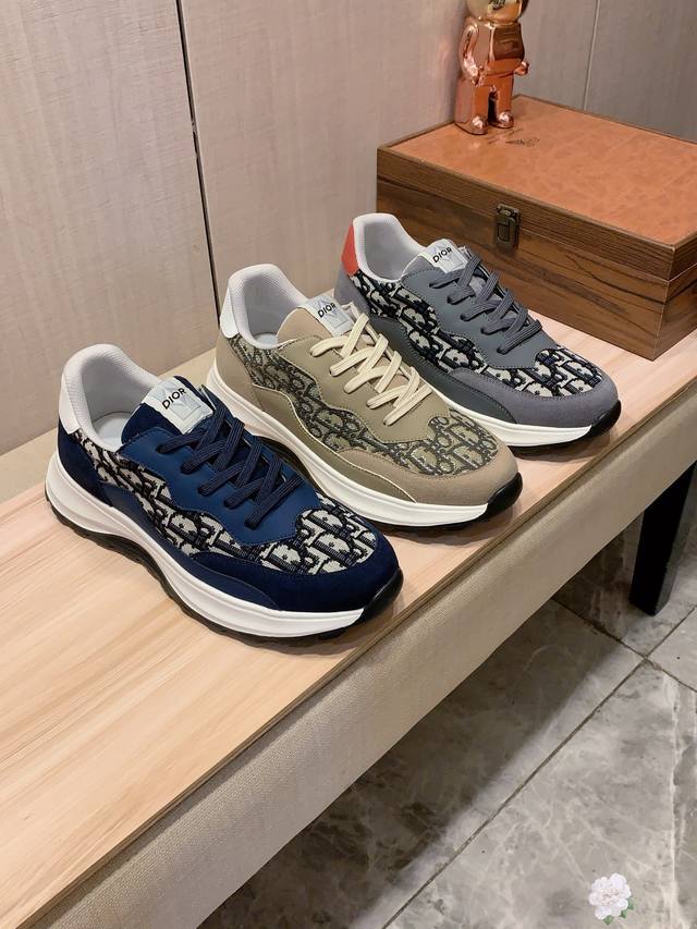新款: 厂价 迪奥Dior* 最新爆款休闲鞋，顶端品牌 奢侈～代购，顶级～质量。 鞋面選用进口透气牛皮搭配织布材质透气羊皮垫脚 精细做工。原版个性时尚柔软橡膠耐