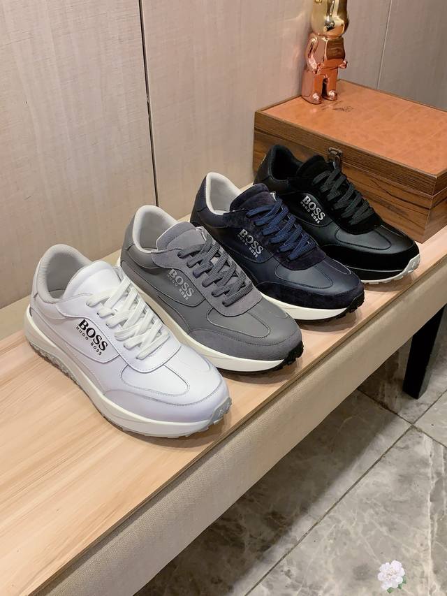 新款: 厂价 Boss* 最新爆款休闲鞋，顶端品牌 奢侈～代购，顶级～质量。 鞋面選用进口透气牛皮搭配织布材质透气羊皮垫脚 精细做工。原版个性时尚柔软橡膠耐磨防