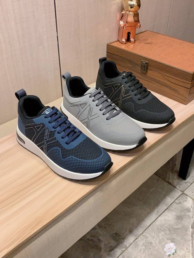新款: 厂价 阿玛尼Armani* 最新爆款休闲鞋，顶端品牌 奢侈～代购，顶级～质量。 鞋面選用进口透气织布料材质透气羊皮垫脚 精细做工。原版个性时尚柔软橡膠耐