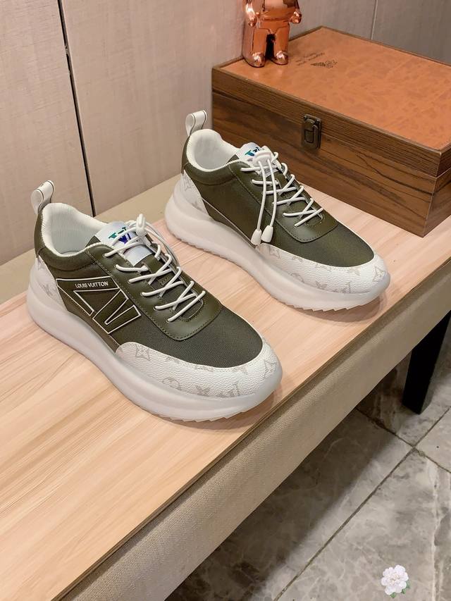 新款: 厂价 Lv* 最新爆款休闲鞋，顶端品牌 奢侈～代购，顶级～质量。 鞋面選用进口透气牛皮拼接布料材质透气羊皮垫脚 精细做工。原版个性时尚柔软橡膠耐磨防滑大