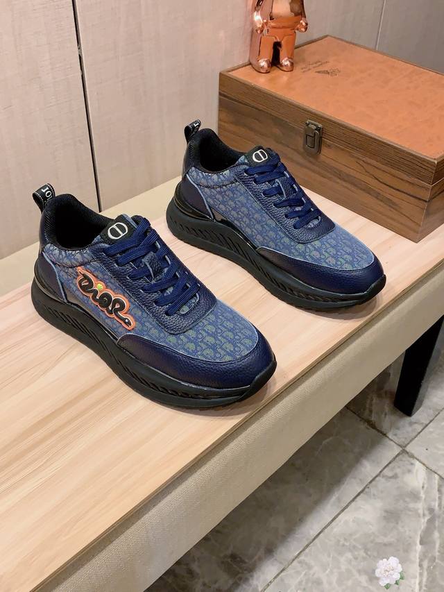 新款: 厂价 迪奥Dior* 最新爆款休闲鞋，顶端品牌 奢侈～代购，顶级～质量。 鞋面選用进口透气牛皮拼接布料材质透气羊皮垫脚 精细做工。原版个性时尚柔软橡膠耐