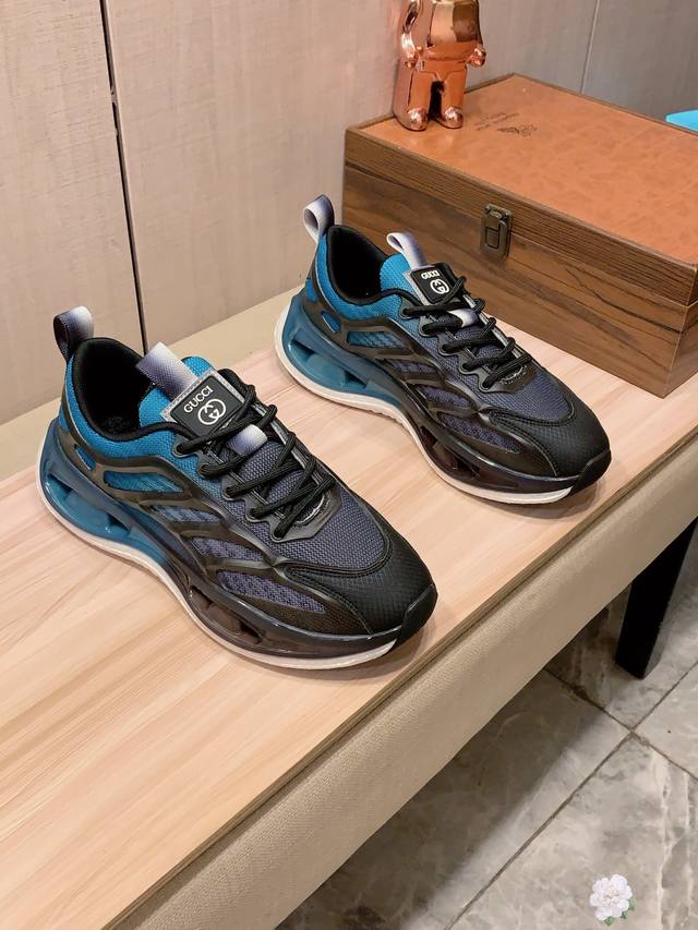 新款: 厂价 古奇Gucci* 最新爆款休闲鞋，顶端品牌 奢侈～代购，顶级～质量。 鞋面選用进口透气织网材质透气羊皮垫脚 精细做工。原版个性时尚柔软橡膠耐磨防滑