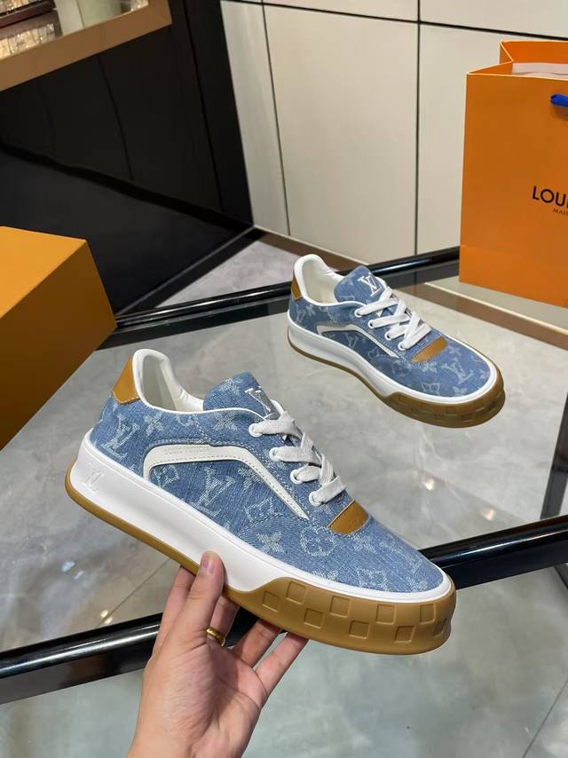 实价： 2025 Lv 路易威登 厚底 休闲板鞋 .原版1：1制作。专柜精美包装 面料: 原版定制进口头层牛反绒内里: 头层羊皮大底: 原版开模Tpu双色大底男