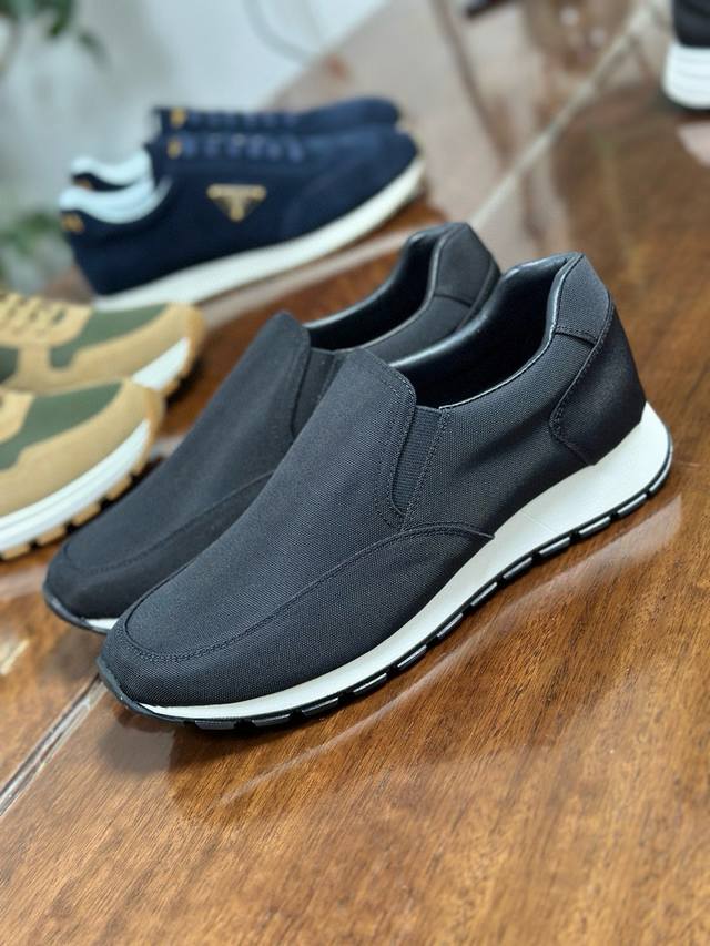 实价： Prada 官网同步新款 采用意大利进口定制帆布鞋面。全进口羊皮内里，原厂超轻耐磨组合底。38-46 45，46不退换