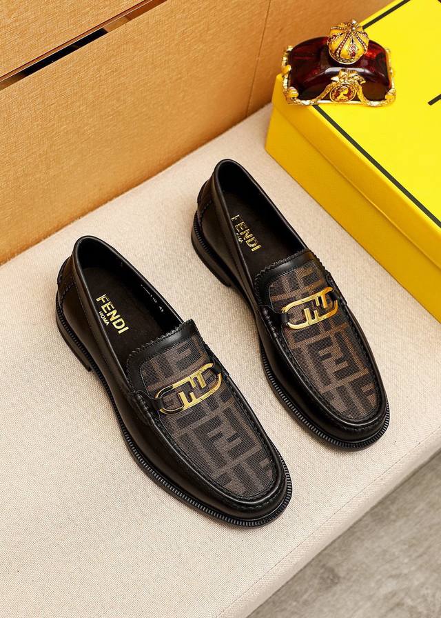 商品商标：Fendi 芬迪 休闲皮鞋正码码数: 38-44 45订制 商品材料：精选 进口头层牛皮鞋面+奢华五金扣，进口牛内里。强烈立体视觉效果，橡胶大底颜 色