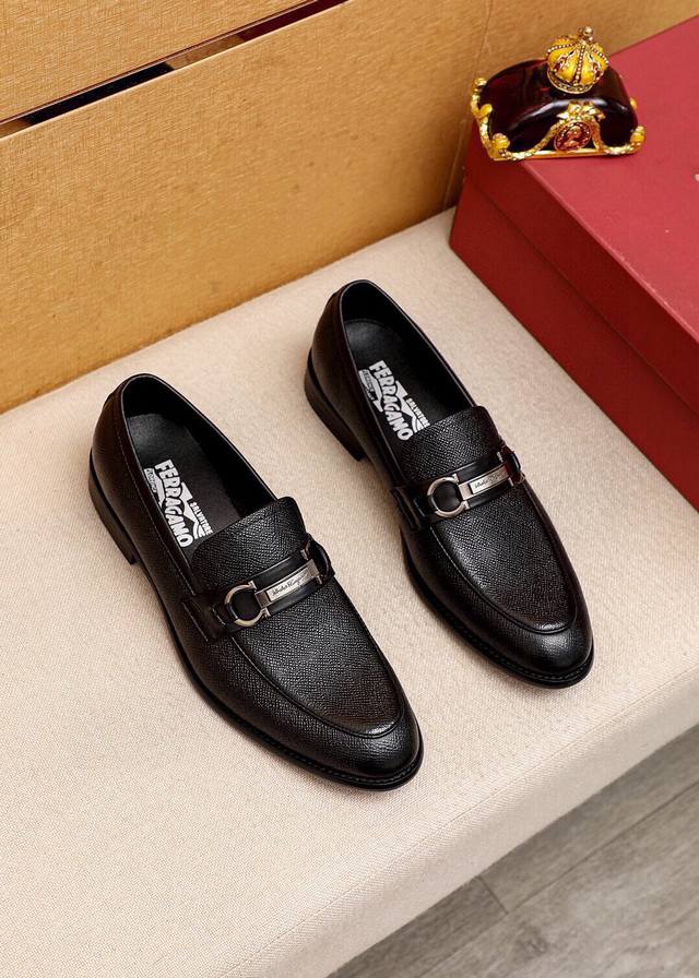 商品商标：Ferragamo 菲拉格慕 休闲皮鞋正码码数: 39-44 38.45.46订制 商品材料：精选 进口小牛皮压花鞋面+奢华五金扣，进口羊皮内里。强烈