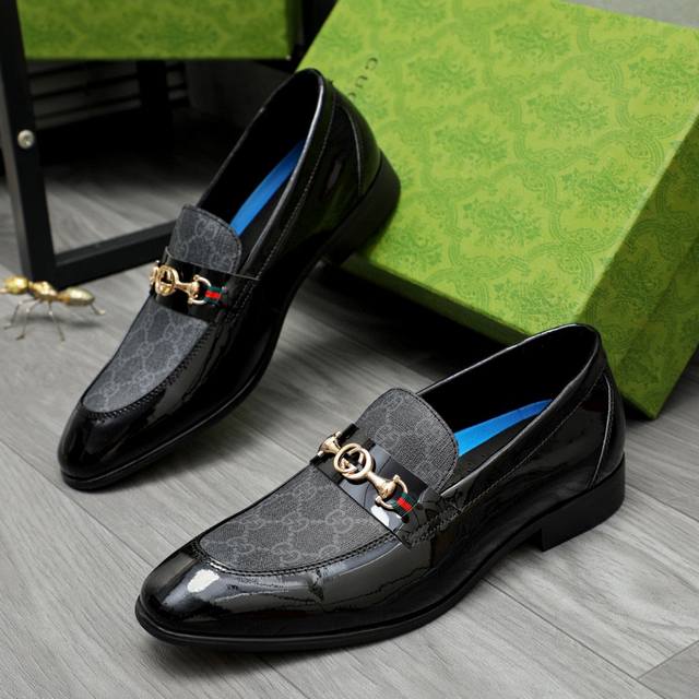 调工厂P价 男装男鞋 运动原单 商品商标：Gucci 古驰 商务套脚皮鞋正码码数: 38-44 45订做 商品材料：精选漆面牛皮拼接印花鞋面 牛皮内里 原版大底