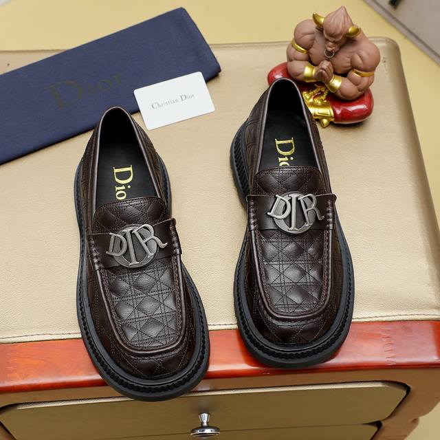 工厂P价 Dior 迪奥 香港专柜新款休闲男鞋上市 官网1:1制作 意大利原版漆面牛皮+水染皮内里 欧美大师设计 完美造型打造专柜品质，纯色橡胶耐磨大底加经典炫