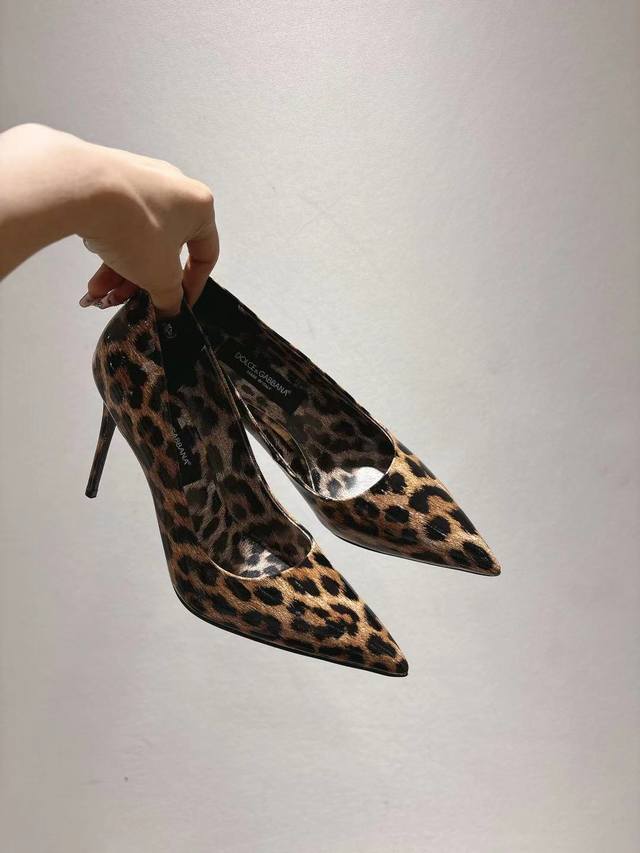工厂P价 女装女鞋 运动原单原版豹纹漆皮材料，真皮大底，羊皮鞋垫，35-42码数 两种跟高10 Cm 6.5Cm
