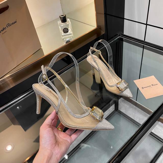 工厂P价 女装女鞋 运动原单 Gianvito Rossi 2025新款拖鞋 原版开发 顶级版本 代购品质超美的大宝石高跟凉鞋。大颗宝石璀璨夺目，仿佛把星辰踩在
