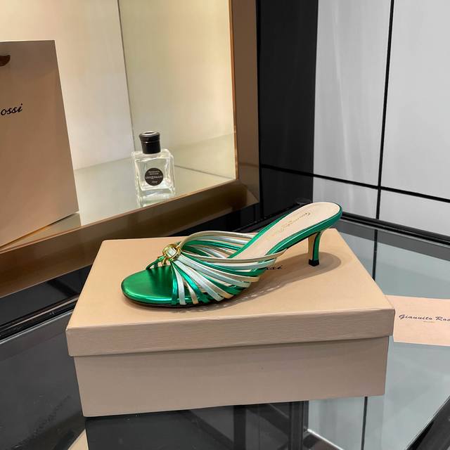 工厂P价 女装女鞋 运动原单 Gianvito Rossi 2025新款拖鞋 原版开发 顶级版本 代购品质Gianvitorossi紫色金属效果 穆勒拖Wyna