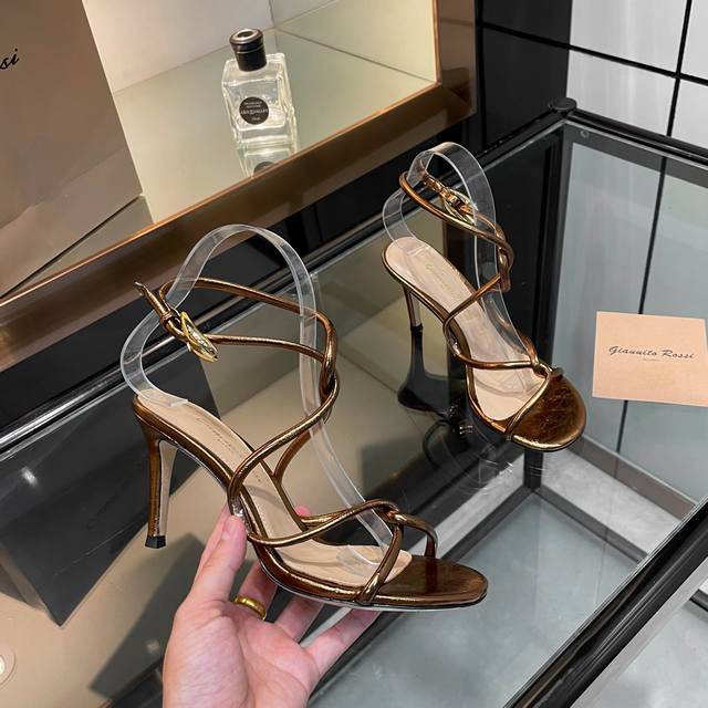 工厂P价 女装女鞋 运动原单 Gianvito Rossi 2025新款拖鞋 原版开发 顶级版本 代购品质这双细带高跟圆跟拖鞋，简直是夏日的绝佳伴侣！纤细的带子