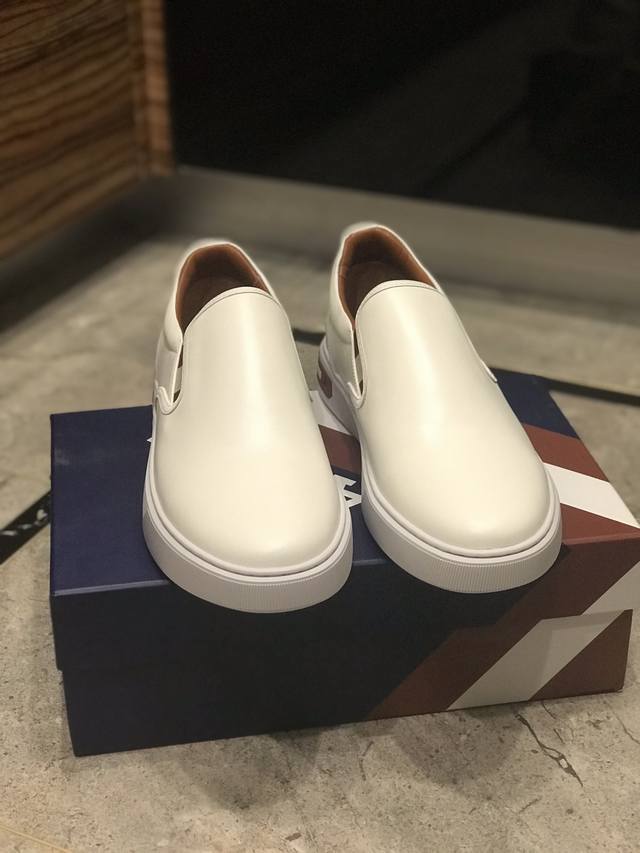 调工厂P价 男装男鞋 运动原单 Bally.巴利 官网款同步码数：38-44码。 新品夏季新品。 材料选用牛皮搭配独特线条元素设计。搭配羊皮内里，Bally原版