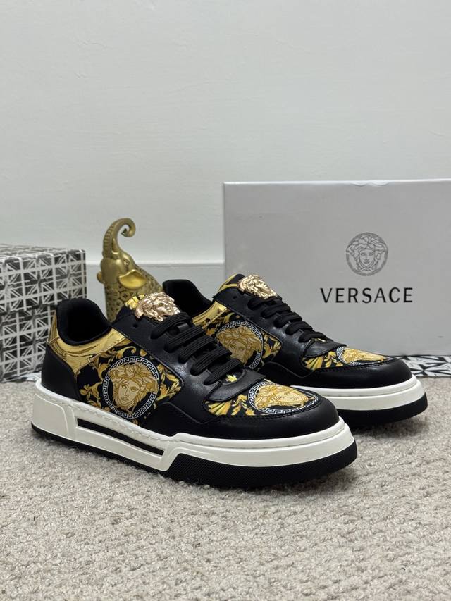 调工厂P价 男装男鞋 运动原单 时尚潮流-范思哲 Versace-范思哲 官网最新款休闲时尚爆款版型简洁大气 潮男专属.独有的官网最新品牌元素时尚又大方，原版牛