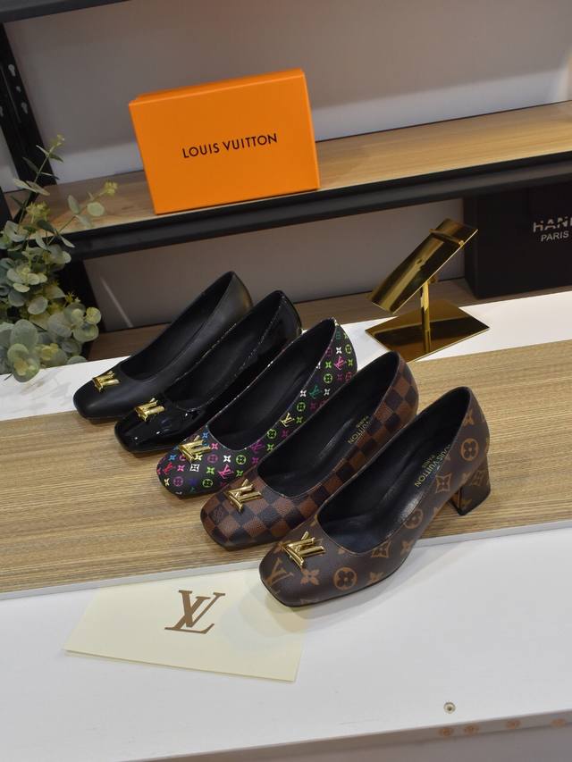 工厂P价 女装女鞋 运动原单 Lv独具个性出火爆款出货,完美楦形，秀气并时尚，面:牛皮+Lv经典老花专用皮拼接，鞋面装有Lv字母的饰扣，个性鲜明内里:进口羊皮，