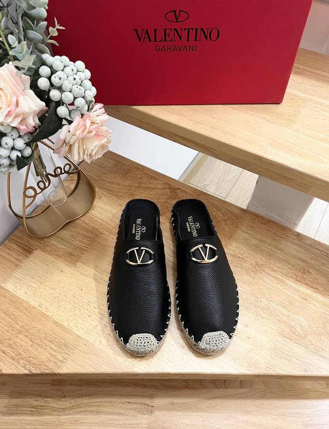 工厂P价 女装女鞋 运动原单Valentino Garavani 华伦天奴 拉帕荔枝纹牛皮V扣新款拖鞋渔夫鞋- 大V金扣装饰- 牛皮-跟高2Cm- 橡胶大底-
