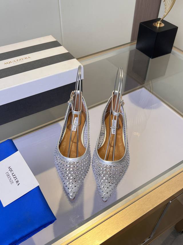 工厂P价 女装女鞋 运动原单 Aquazzura 菠萝**每一步，都是心动的回响。**当圣洁的纱裙轻舞，当目光聚焦于你，脚下的光芒，便是你无声的宣言。这不仅仅是