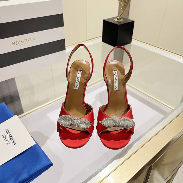 工厂P价 女装女鞋 运动原单 Aquazzura2025**Aquazzura × Changan 联名系列 优雅与个性的完美碰撞** **全球热销品牌Aqua