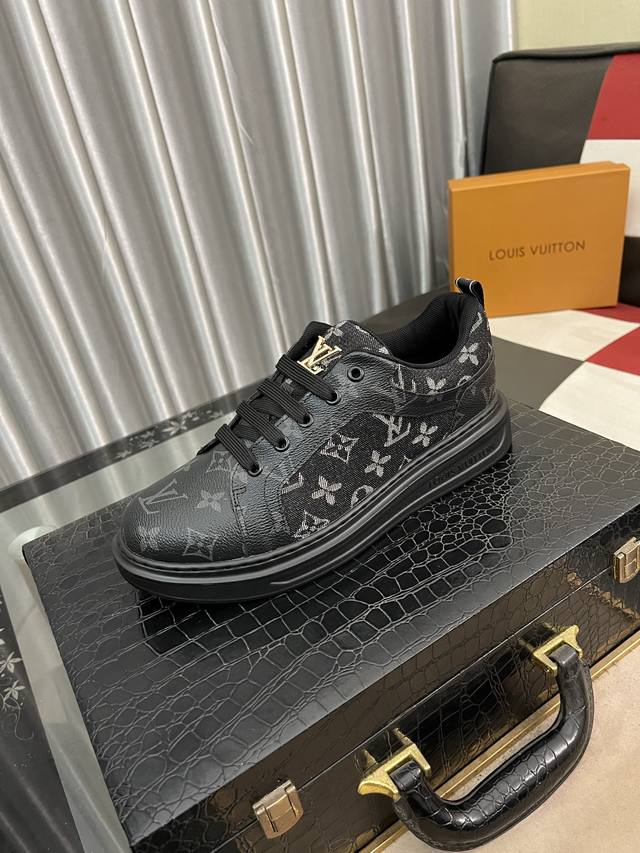 出厂价Pp： Lv 新款男士休闲鞋，全球限量款鞋面采用原版皮料Logo鞋面顶级做工 ！内里垫脚:纯进口羊皮内里 系带板鞋舒适透气 奢华尊贵 ！男鞋码数：38-4