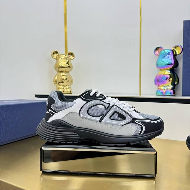 Dior B30系列 顶级版本 这款 B30 运动鞋已成为 别具一格的经典新品、 低帮设计时尚而富有运动风范。采用蓝色网眼织物及灰色、白色和黑色科技面料精心制作
