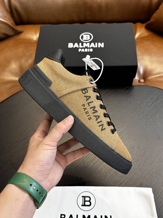 Balmain巴尔曼B-Skate运动鞋B-Skate 多材质拼接撞色运动鞋 ，鞋面饰有黑色鞋带，皮革拼接鞋舌点缀 Balmain 徽标， Tpu 鞋底饰有同色