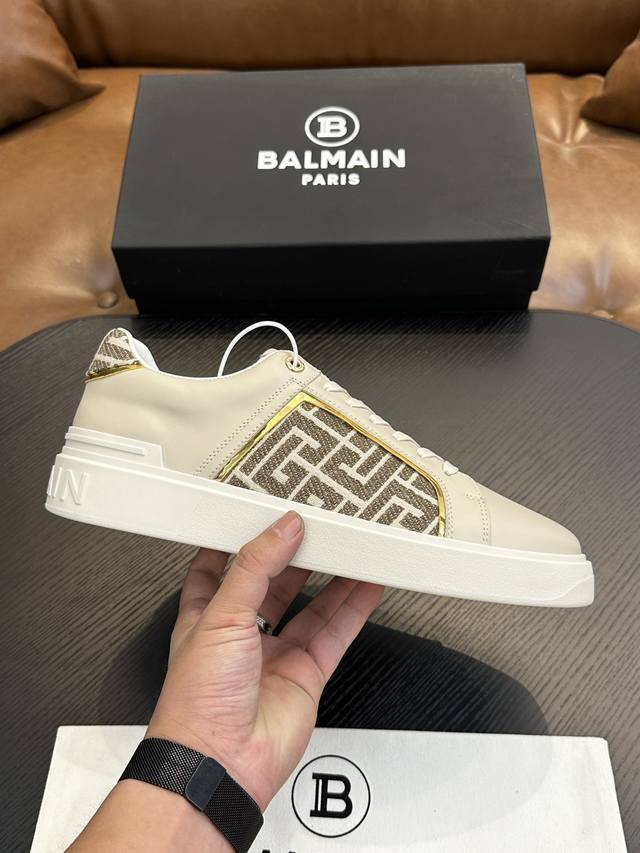 Balmain巴尔曼B-Skate运动鞋B-Skate 多材质拼接撞色运动鞋 ，鞋面饰有杏色鞋带，皮革拼接鞋舌点缀 Balmain 徽标， Tpu 鞋底饰有同色