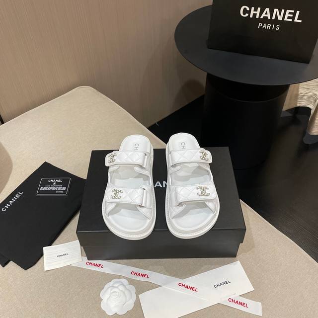 Chanel香奈儿新款24Ss火爆专柜同步 全网最火的经典沙滩鞋，颜值与舒适并存的 超级简约百搭，穿脱方便闭眼入谁穿谁好看， 鞋面：进口羊皮内里：羊皮码数: 3