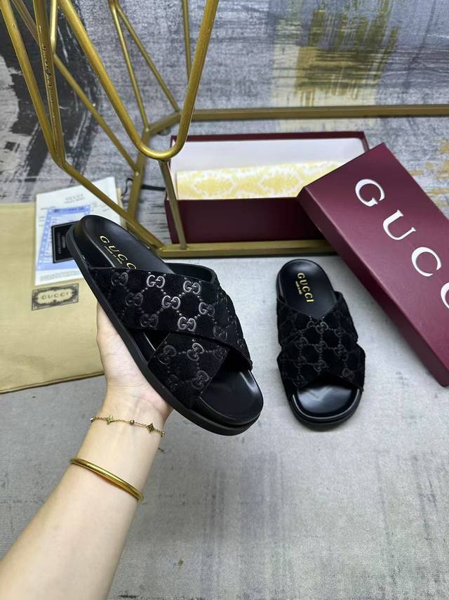 Gucci最新爆款拖鞋，柔软的绒面材质鞋面融藴Gg图案凸显精致气息。鞋面交叉设计，码数35-41码，跑量价
