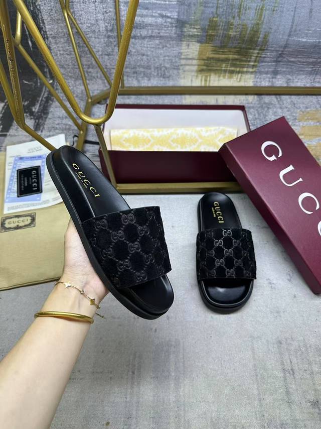 Gucci最新爆款拖鞋，柔软的绒面材质鞋面融藴Gg图案凸显精致气息。码数35-41码，跑量价