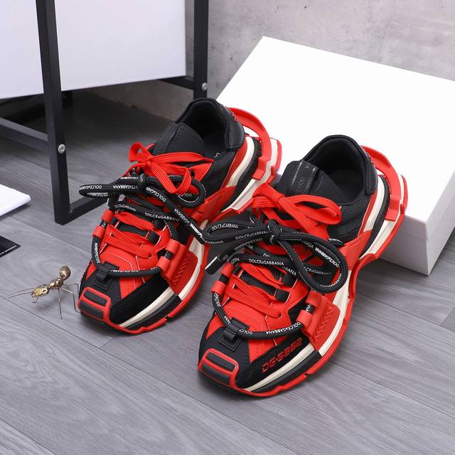 商品商标：Dg 杜嘉班纳 情侣款休闲鞋正码码数: 35-46 商品材料：精选牛皮拼接网面 网内里 牛皮鞋垫 原版大底