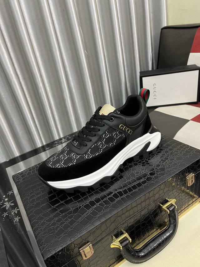 出厂价Pp： Gucci 古奇男鞋休闲鞋绝对火爆潮男的极致搭配单品！超质感魅力挡不住，主推款，花皮色彩亮丽！鞋面选用优质品牌印花面料搭配牛皮，透气真皮内里垫脚，