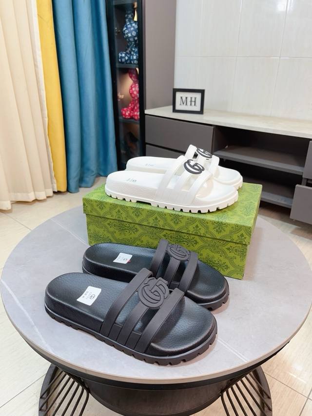 出厂价P Gucci 家高端男士夏季拖鞋，鞋面材质头层牛皮压印品牌Logo，私模组合大底，细节完美，尽显大牌风范，休闲宽松舒适型，高品质精品，夏季必入哦！Siz