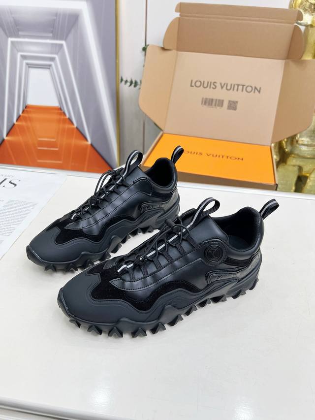本款男女款 Lv Rush 运动鞋取材 Monogram 压纹牛皮革等混合材质，瞩目亮相路易威登 柔韧波浪形外底巧妙呼应海洋主题，混合材质，Lv Circle