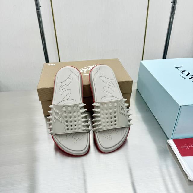 王俊凯 杨幂 许凯 张婧仪 丁程鑫 陈牧驰 王子异 同款Christian Loubouti 新品 Cl 路铂廷新款夏日铆钉 Eva 时尚百搭超酷一字拖 大底采
