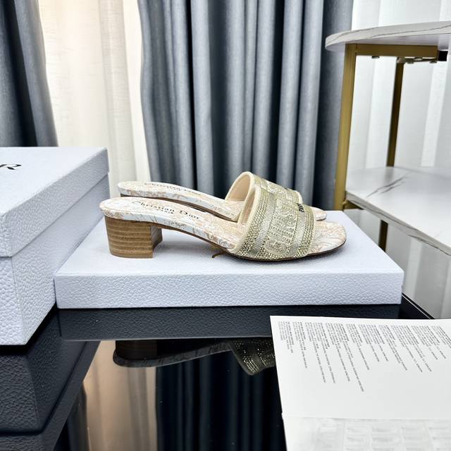 Dior 2025年春夏款复古刺绣拖鞋今年就数它是最耀眼的单品，全粒面牛皮垫脚+ 意大利真皮大底，立体刺绣Logo，高密度刺绣工艺，针法细腻，公主范十足。Siz