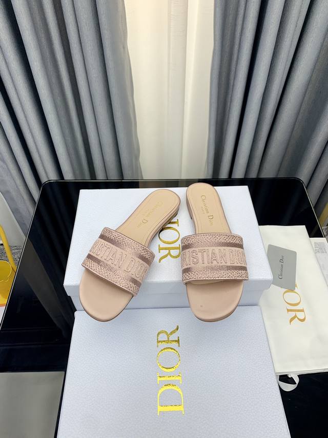 Dior 年春夏款复古刺绣拖鞋今年就数它是最耀眼的单品，全粒面牛皮垫脚+ 意大利真皮大底，立体刺绣Logo，高密度刺绣工艺，针法细腻，公主范十足。Size：35
