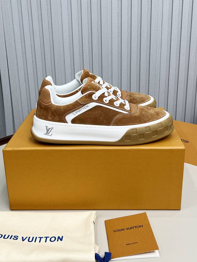 顶级版本 Lv-路易威登-经典走秀新款空胶工艺 原版1：1开发复刻！！上脚非常舒适 奢侈用料，做工精细，中底印有欧洲制造英文字母鞋面由意大利进口小牛皮拼接，侧边