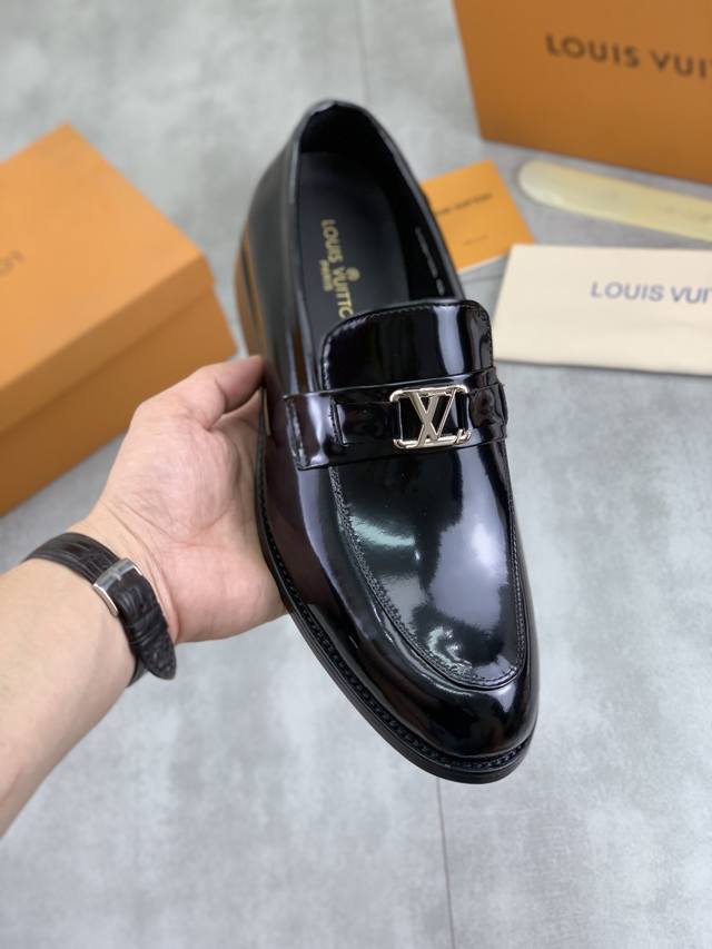 工厂P价P 实价 水染牛里 Lv路易威登商务皮鞋，釆用原版进口意大利小牛皮，全牛皮内里、专业鞋匠精心手工制，原版专供耐磨大底。标准码：39-45 5色选