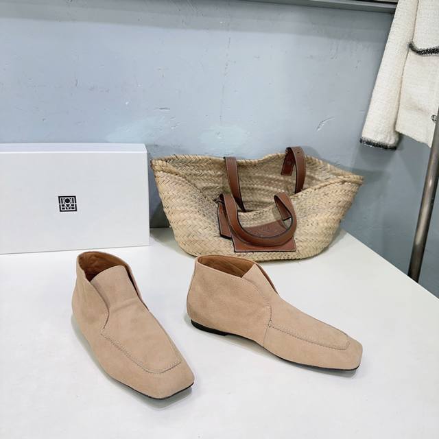 高品质出厂 ！小众潮牌Toteme 25春夏新款一脚蹬极简风切尔西短靴裸靴高邦乐福鞋！无论是手感还是上脚都超级软，没有最软，只有更软，这是光脚穿的感受，感觉每一