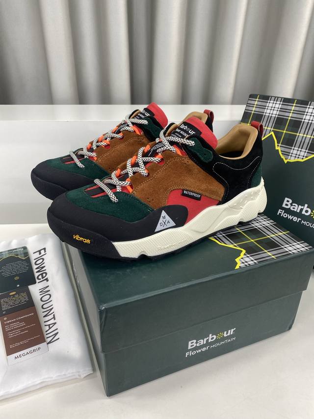 Barbour X Flower Mountain联手推出 秋冬合作系列徒步登山鞋创始人热衷户外活动，喜欢流行文化追求独特的风格。对乡野生活的向往和对城市文化的