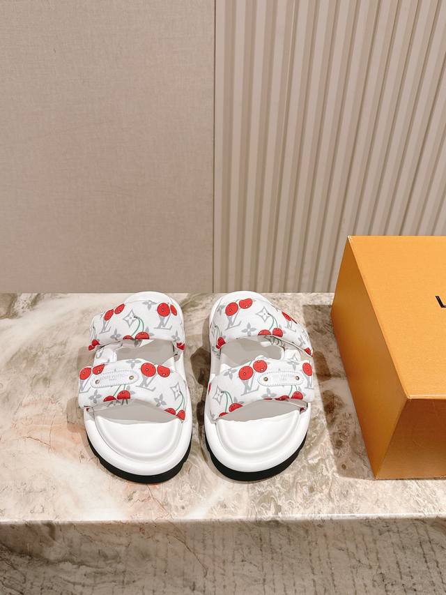 情侣款樱桃系列 男码10 225 Lv路易威登新品 顶级版本专柜主打最新款驴牌拖鞋 硬货上新代购级别！高级感十足！国内外博主刷爆的一款，复古又时髦 上脚美炸了！