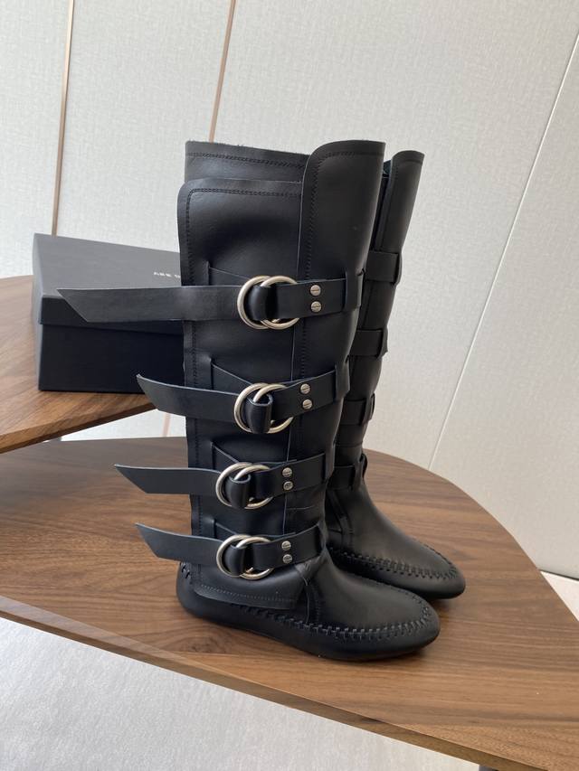 短靴 高靴Ann Demeulemesster 2025新款半拖 短靴 骑士靴安特卫普创意总监Stefano Gallici以”游牧精神“为灵感，将品牌标志性的